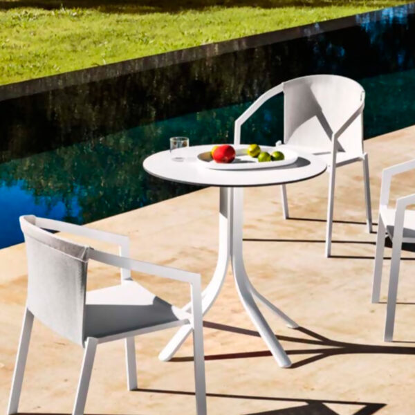 Push offre le meilleur en matière de détente et de convivialité. Avec son design distinctif grâce aux pieds en aluminium, la collection s'enrichit de tables carrées et rondes. Idéale pour les espaces modernes, la gamme Push combine style et fonctionnalité pour un mobilier d'extérieur exceptionnel.