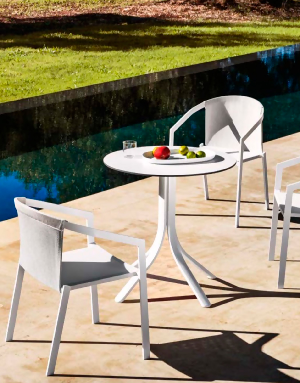 Push offre le meilleur en matière de détente et de convivialité. Avec son design distinctif grâce aux pieds en aluminium, la collection s'enrichit de tables carrées et rondes. Idéale pour les espaces modernes, la gamme Push combine style et fonctionnalité pour un mobilier d'extérieur exceptionnel.
