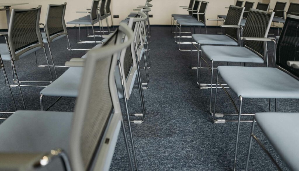 A Toulouse acheter du Mobilier design pour salles de réunions, conférences et congrès : alliez esthétique et fonctionnalité Pour les entreprises, institutions etc