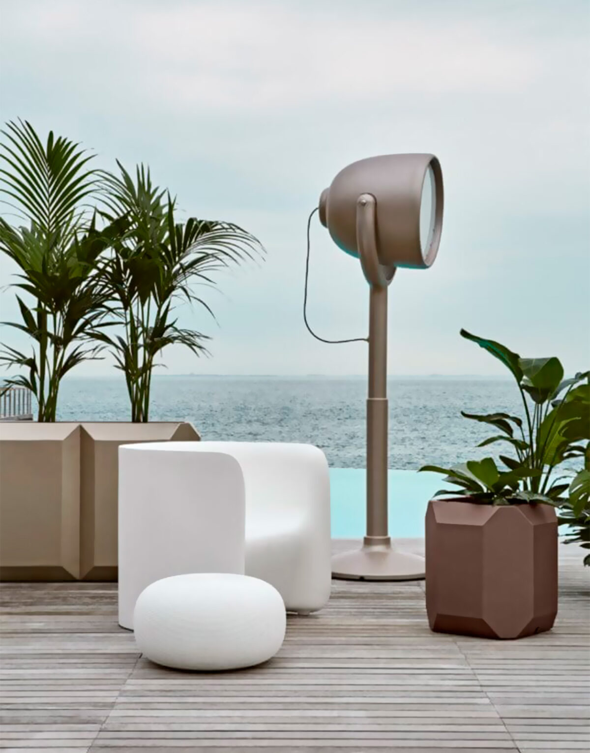 Illuminez votre terrasse tel un plateau de cinéma avec le lampadaire Hollywood ! de la marque italienne MyYour, le lampadaire Hollywood marron ...