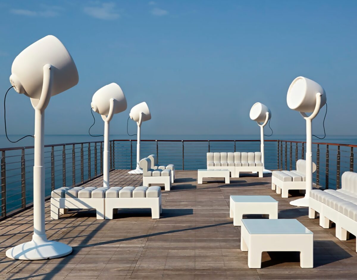 Illuminez votre terrasse tel un plateau de cinéma avec le lampadaire Hollywood ! Inspiré de l’univers du 7è art, le lampadaire Hollywood blanc ...
