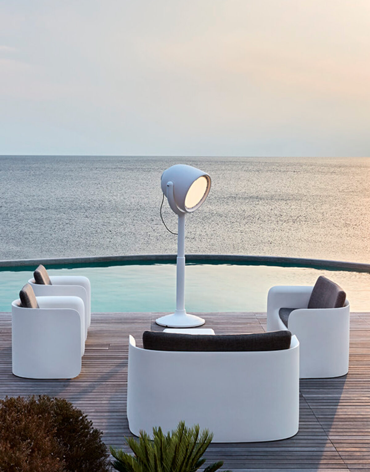 Illuminez votre terrasse tel un plateau de cinéma avec le lampadaire Hollywood ! Inspiré de l’univers du 7è art, le lampadaire Hollywood blanc ...