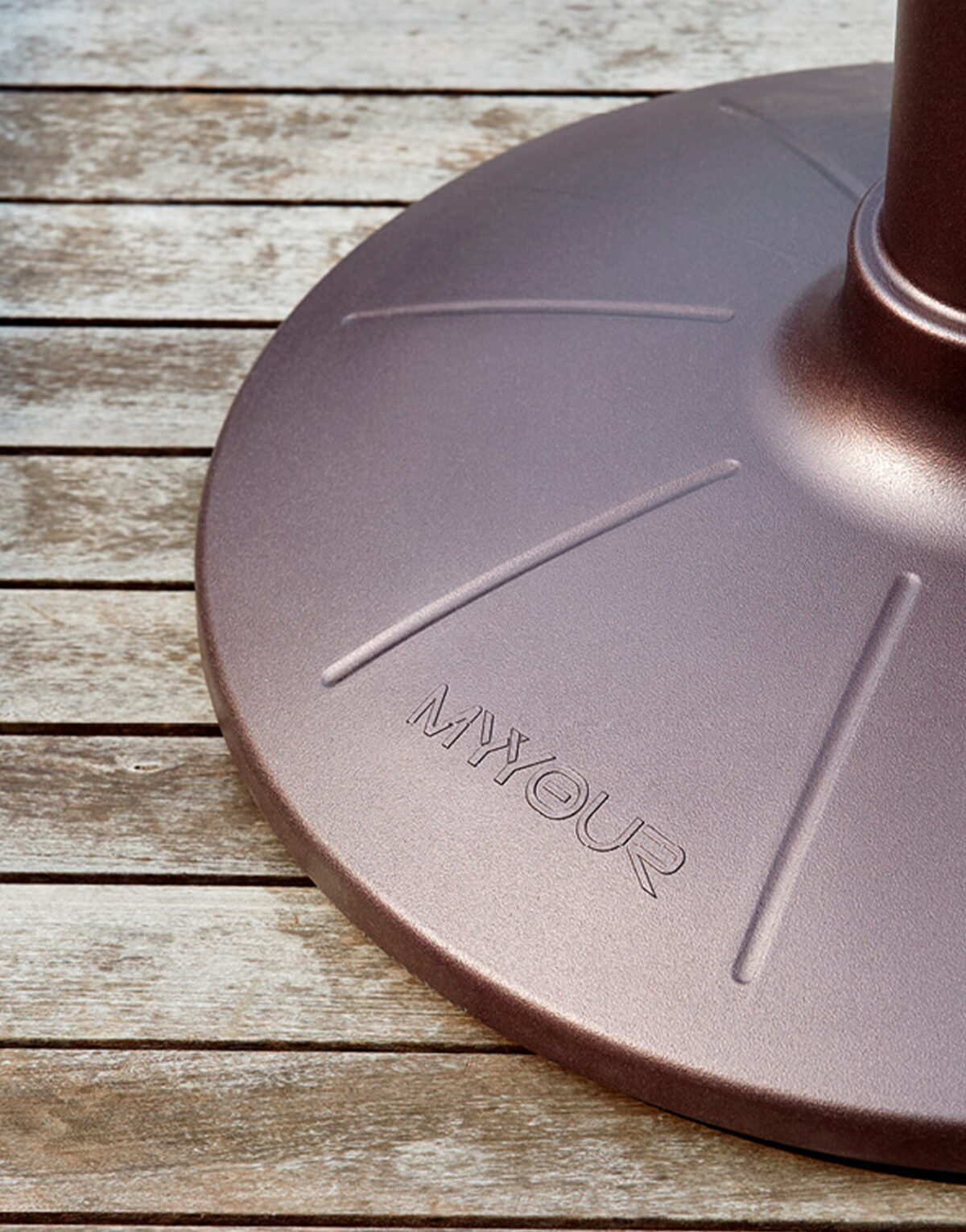 Illuminez votre terrasse tel un plateau de cinéma avec le lampadaire Hollywood ! de la marque italienne MyYour, le lampadaire Hollywood marron ...