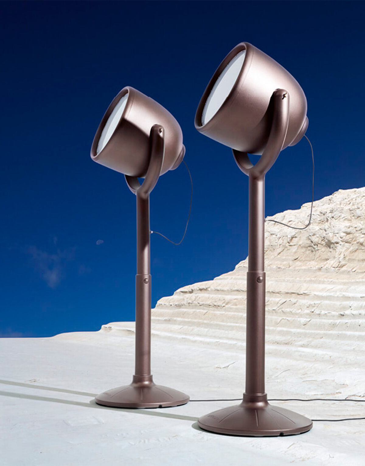 Illuminez votre terrasse tel un plateau de cinéma avec le lampadaire Hollywood ! de la marque italienne MyYour, le lampadaire Hollywood marron ...