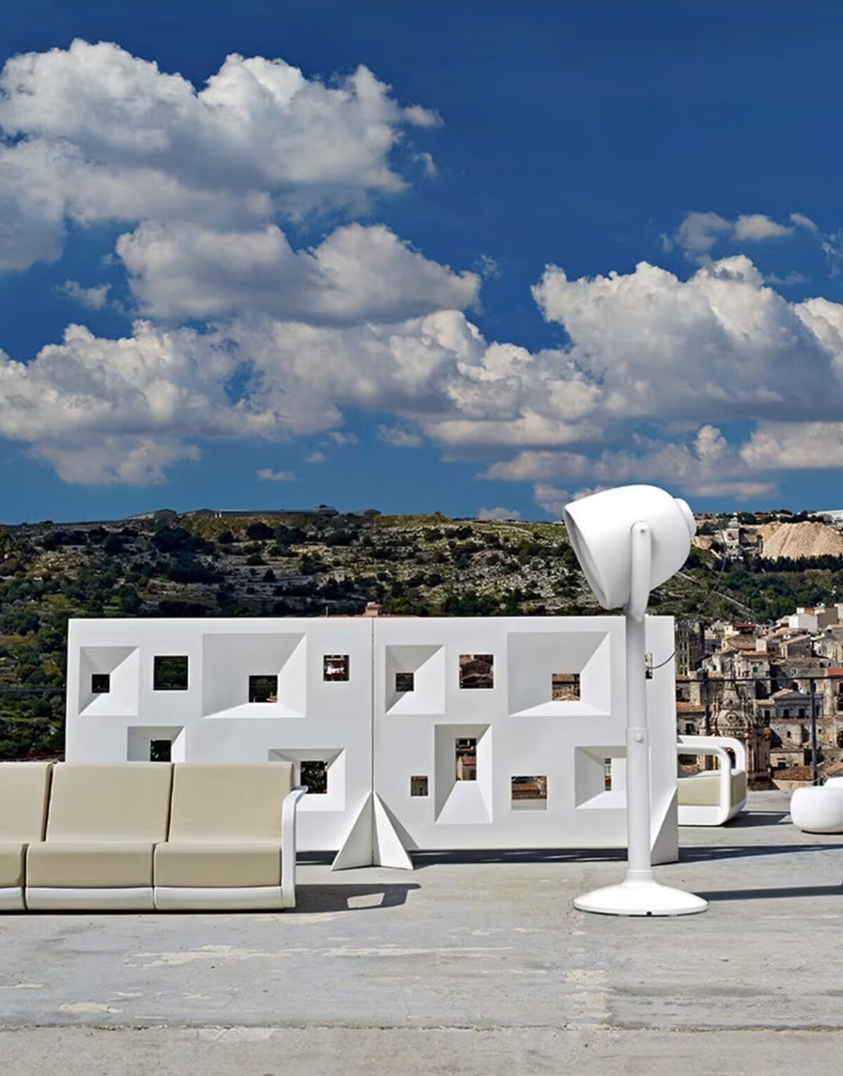 Illuminez votre terrasse tel un plateau de cinéma avec le lampadaire Hollywood ! Inspiré de l’univers du 7è art, le lampadaire Hollywood blanc ...