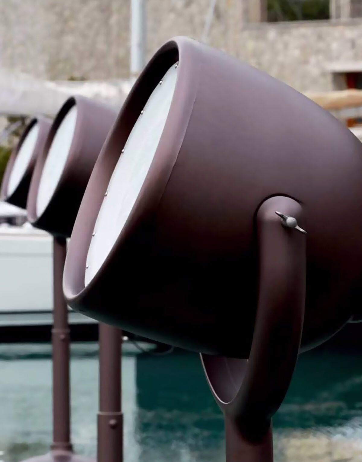 Illuminez votre terrasse tel un plateau de cinéma avec le lampadaire Hollywood ! de la marque italienne MyYour, le lampadaire Hollywood marron ...