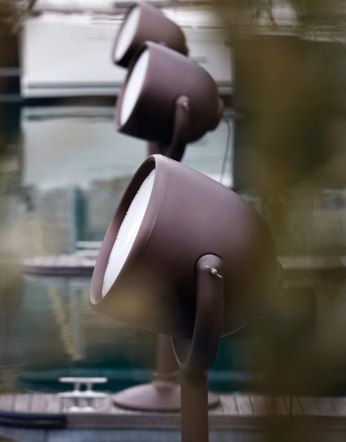 Illuminez votre terrasse tel un plateau de cinéma avec le lampadaire Hollywood ! de la marque italienne MyYour, le lampadaire Hollywood marron ...