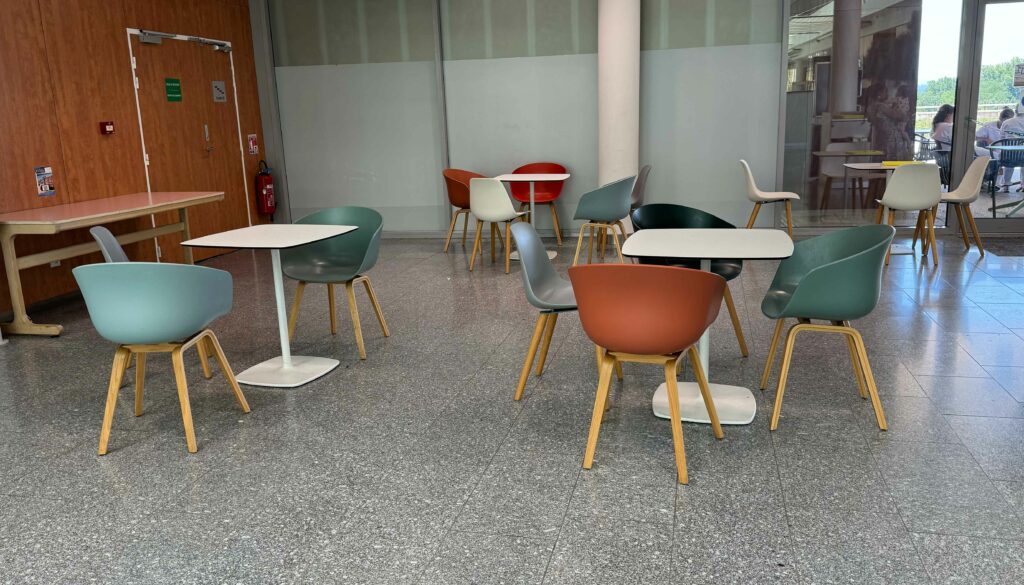 Découvrez notre gamme de mobilier professionnel spécialement conçue pour les établissements publics tels que les hôpitaux, écoles, collectivités et bureaux administratifs.
