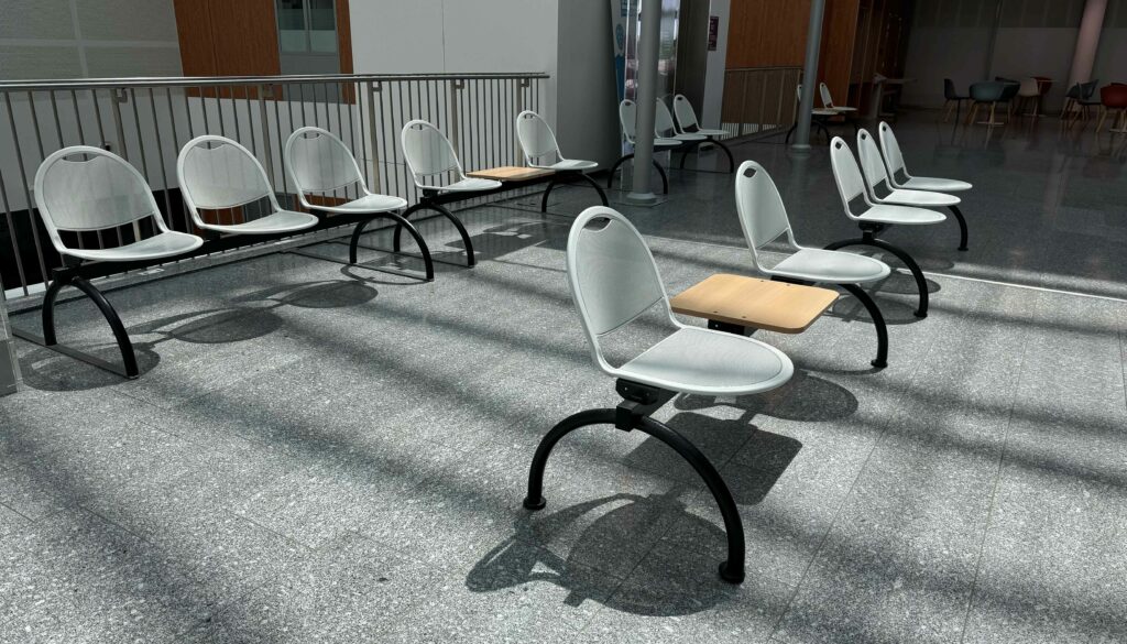 Découvrez notre gamme de mobilier professionnel spécialement conçue pour les établissements publics tels que les hôpitaux, écoles, collectivités et bureaux administratifs.