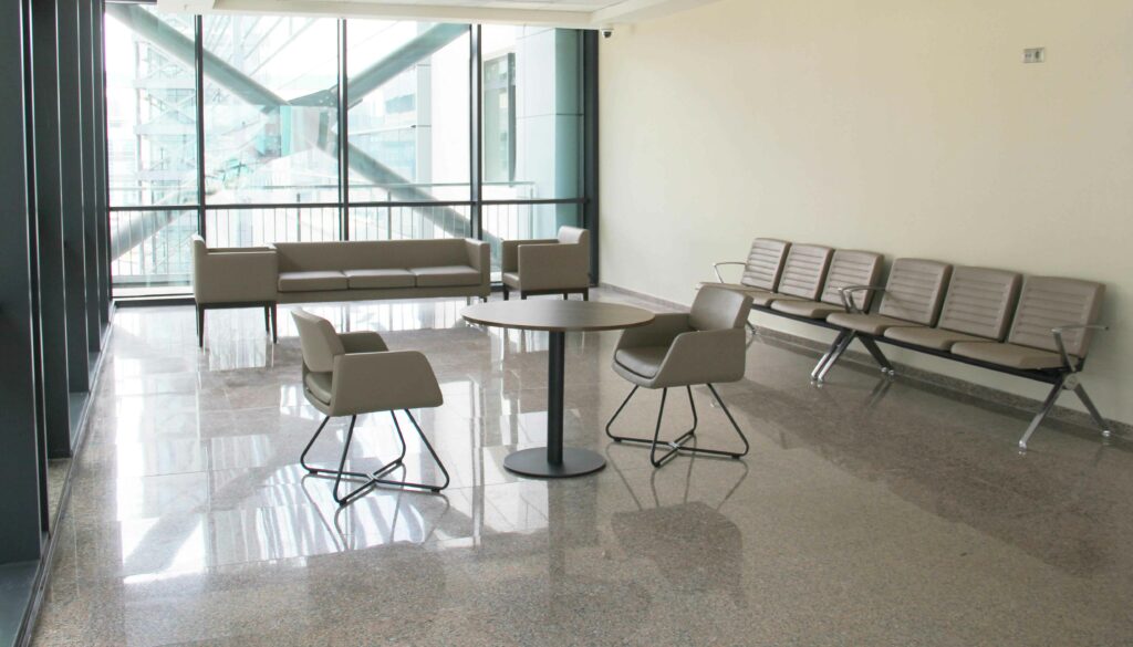 Découvrez notre gamme de mobilier professionnel spécialement conçue pour les établissements publics tels que les hôpitaux, écoles, collectivités et bureaux administratifs.
